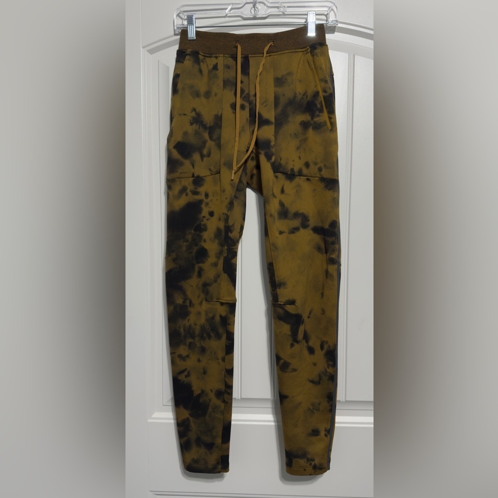 Lululemon Textured Tech Pant in Diamond Dye Gold Spice Black
